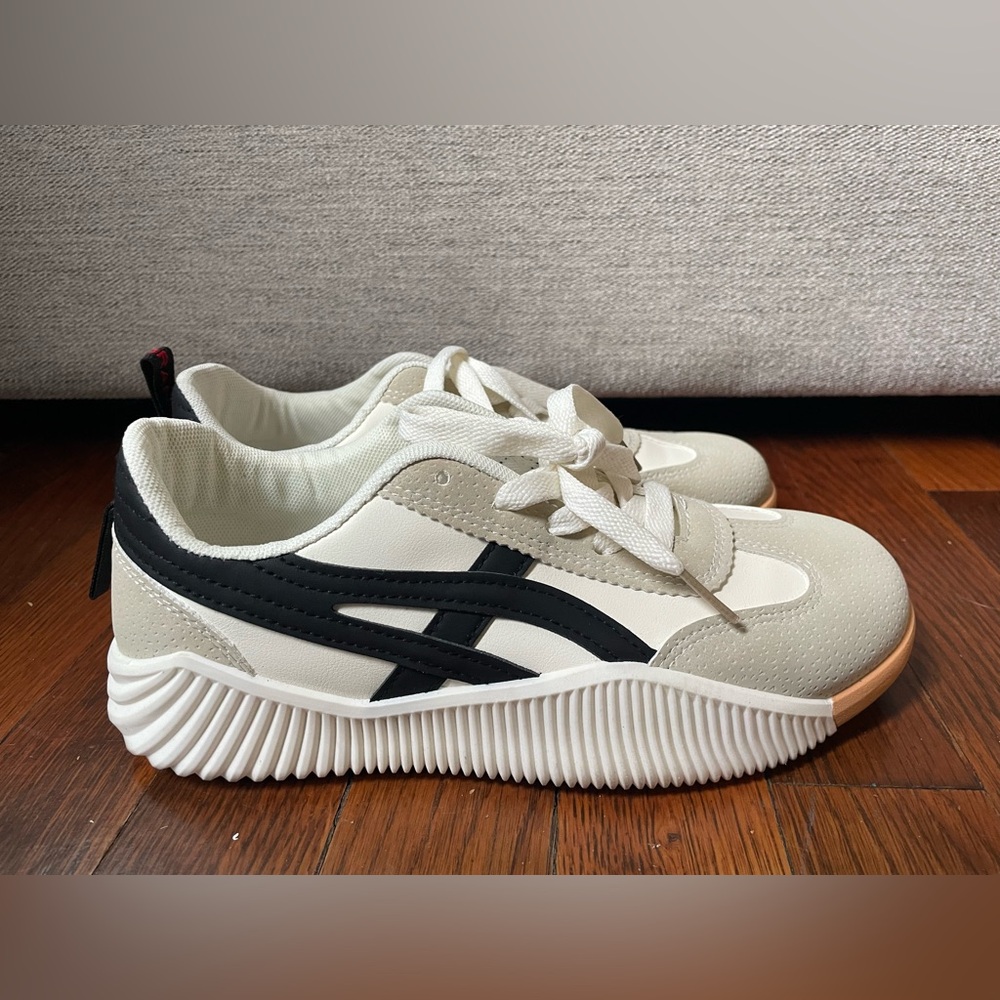 Like New DeFlorance Vintage Sneakers Women’s Size 7.5 US, 38 Euro